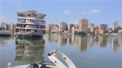 رئيس الملاحة النهرية في موقع المركب الجانح لدراسة كيفية تعويمه