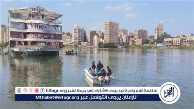 لجنة من الملاحة النهرية تفخص مركب المنصورة الجانح..صور 