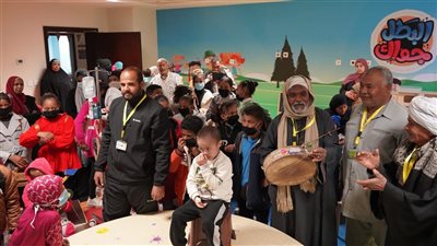 المسحراتى يحتفل مع الأطفال مرضى السرطان بالأقصر بقدوم شهر رمضان