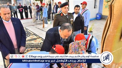 محافظ أسيوط يضع إكليل الزهور على النصب التذكاري بمدرسة ناصر الثانوية بحى شرق بمناسبة يوم الشهيد 