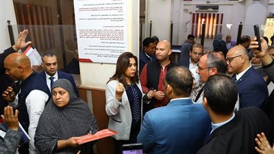 وزيرة التنمية المحلية خلال تفقد المركز التكنولوجي بالخانكة: سهلوا على الناس بقى واشتغلوا