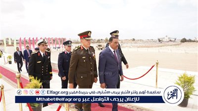 محافظ مطروح يضع إكليل الزهور على النصب التذكاري للشهداء