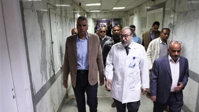 محافظ أسوان يفاجئ العاملين بالمستشفى الجامعى.. ويوجه لتخفيف التكدس بقسم الإستقبال والطوارئ