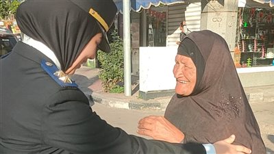 ربنا يخليكم لمصر.. ضباط شرطة بورسعيد يوزعون الإفطار على البسطاء في الشوارع ضمن مبادرة كلنا واحد