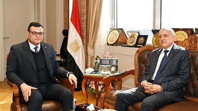 وزير الإسكان ومحافظ الأقصر يستعرضان عددا من الحلول الجذرية لرفع كفاءة منظومة مياه الشرب والصرف الصحى بمدينة الأقصر