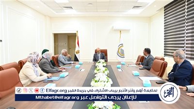 رئيس جامعة أسيوط يجتمع بمديري الإدارات في الجامعة الأهلية