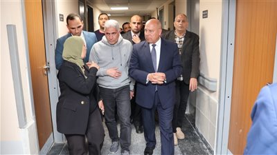 وزير النقل يزور مصابي حادث قطار الإسماعيلية