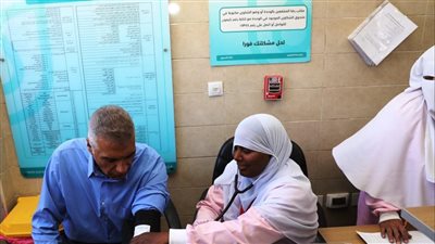 محافظ أسوان يجرى التحاليل الطبية ضمن مبادرة 