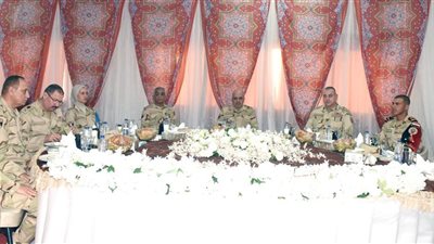  رئيس أركان حرب القوات المسلحة يتناول وجبة الإفطار مع مقاتلى هيئة الإمداد والتموين