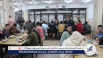 رئيس جامعة المنصورة يشارك طلاب المدينة الجامعية مائدة الإفطار