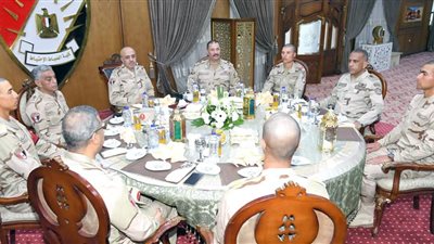 رئيس الأركان يتناول وجبة الإفطار مع هيئة تدريس وطلبة كلية الضباط الاحتياط