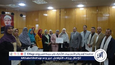 نائب رئيس جامعة الأزهر يكرم عددا من العاملين ويسلمهم شهادات تقدير لتميز أدائهم الوظيفي