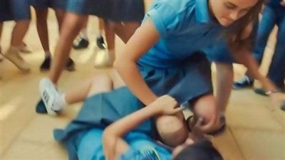 أم تقتحم مدرسة في المقطم وتعتدي على 4 طلاب بـ 