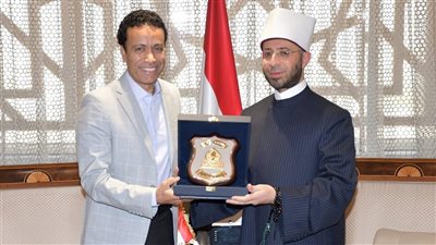 وزير الأوقاف يكرّم الفنان سامح حسين لدوره في نشر القيم المجتمعية