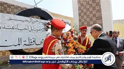 محافظ المنيا يضع إكليلًا من الزهور على النصب التذكاري بمناسبة العيد القومي 106