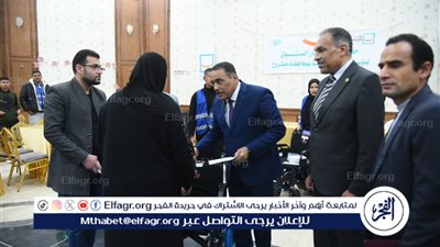 محافظ مطروح يوزع 28 كرسي متحرك لذوي الهمم