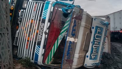 انقلاب سياره نقل بمقطورة بمطلع كوبري قليوب