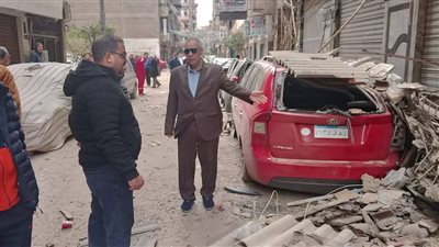 تلفيات بـ 3 سيارات...انهيار بروز قديم بعقار في شارع الترعة بالمنصورة