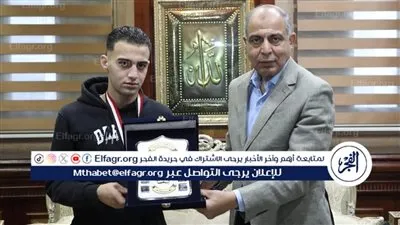 محافظ المنيا يكرم اللاعب جمال أكرم أصغر بطل قتالي على مستوى الجمهورية