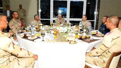 رئيس أركان حرب القوات المسلحة يتناول وجبة الإفطار مع أعضاء هيئة تدريس وطلبة معهد ضباط الصف المعلمين