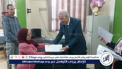 محافظ أسيوط: مديرية العمل تسلم 42 عقد عمل منهم 17 لذوي الهمم للعمل بالقطاع الخاص