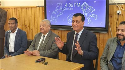 وكيل تعليم الأقصر يبحث احتياجات طالبات مدرسة المتفوقين