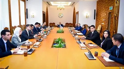 وزير الخارجية والهجرة يجتمع بقيادات وأعضاء قطاع الشئون العربية بالوزارة