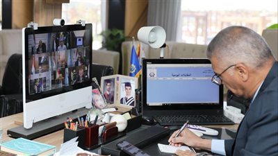 عبر تقنية الفيديو كونفرانس.. محافظ أسوان يشارك فى الإجتماع التنسيقى لوزيرة التنمية المحلية