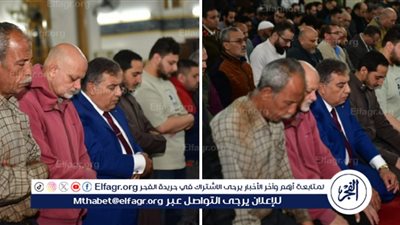 محافظ الدقهلية يؤدي صلاة العشاء والتراويح وسط المصلين في ليلة ال27 من رمضان 
