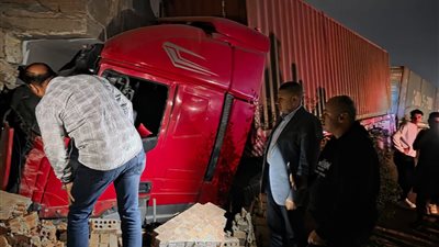 تشكيل لجنة هندسية لتقييم آثار حادث اقتحام سيارة نقل شرفة منزل كفر شكر