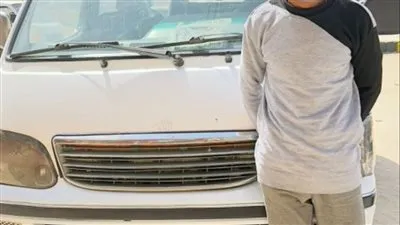 ضبط قائد سيارة سمح لطفله بالجلوس خارج النافذة بالقاهرة