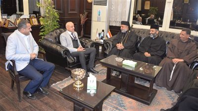 صور.. محافظ الأقصر يستقبل وفد الكنيسة الكاثوليكية للتهنئة بعيد الفطر المبارك