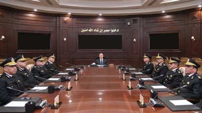 وزير الداخلية يجتمع بعدد من القيادات الأمنية بالوزارة لمتابعة تأمين الإحتفال بالأعياد