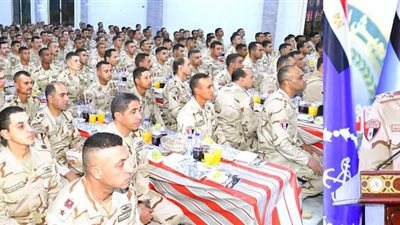 وزير الدفاع والإنتاج الحربى يشارك مقاتلى الجيش الثالث الميدانى وقوات شرق القناة لمكافحة الإرهاب تناول وجبة الإفطار