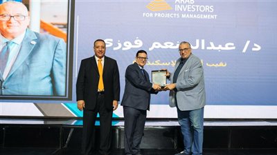 في حفلها السنوي.. المستثمرون العرب تكرم نقيب الصفحيين بالإسكندرية