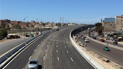 فتح كوبري العامرية المتقاطع مع مسار القطار السريع أمام حركة المرور