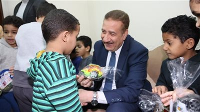محافظ المنوفية يزور دار ومؤسسة للأيتام يوزع العيدية وهدايا رئيس الجمهورية بعيد الفطر المبارك علي الأطفال