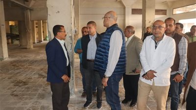 محافظ القليوبية يتابع الأسواق للاطمئنان على توافر السلع الغذائية بمدن طوخ وبنها