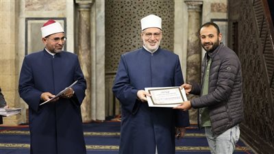 وكيل الأزهر يكرم القائمين على شؤون الجامع الأزهر خلال شهر رمضان