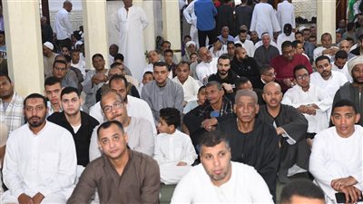 محافظ قنا يؤدي صلاة عيد الفطر المبارك وسط جمع غفير من الأهالي