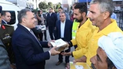 محافظ الشرقية يزور المرضى بالمستشفي الزقازيق ويهدي عمال النظافة كعك العيد