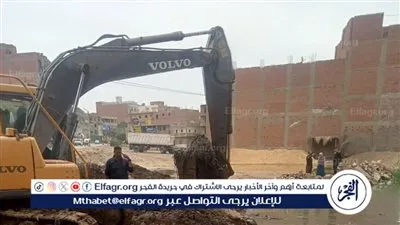 معدات مجالس المدن وشركة المياه لكسح المياه المتسربة للمناطق المتضررة بمصرف غيط العلو بسنورس بالفيوم 