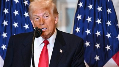 ترامب يفرض رسومًا جمركية جديدة بنسبة 25% على السيارات المستوردة