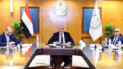 عبداللطيف: الالتزام بالمتابعة المستمرة لنسب حضور الطلاب بالمدارس وبالكثافات الطلابية المحددة