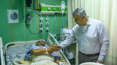 توفير فرصة عمل وسكن بديل.. محافظ الإسكندرية يتفقد حالة مصاب حادث انهيار عقار الجمرك