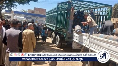 رئيس مركز صدفا بأسيوط يتابع توزيع 1200 أسطوانة بوتاجاز بأولاد إلياس