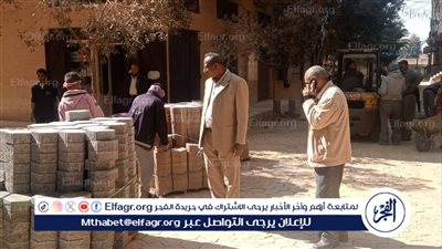 تركيب بلاط الإنترلوك بشارعي البنك الأهلي ومجلس المدينة القديم بمدينة منفلوط في أسيوط 