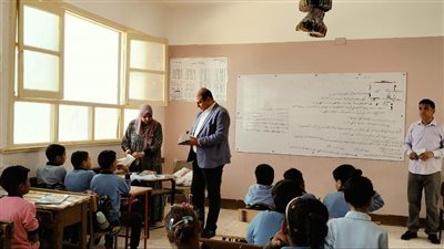 مدير تعليم قنا يتفقد مدرسة حاجر قنا للتعليم الأساسي