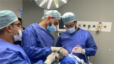 مستشفي سوهاج الجامعى إجراء عملية معقدة لسيدة مصابة بضربة 