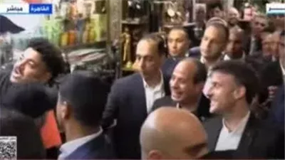 سيلفي السيسي وماكرون مع بائع يتصدر جولتهما في خان الخليلي بالقاهرة